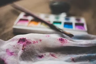 棕色表面上的白色毛巾