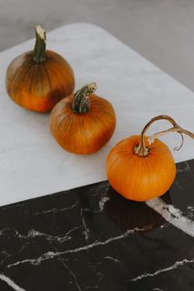 大理石上的橙色万圣节南瓜 大理石上的橙色万圣节南瓜