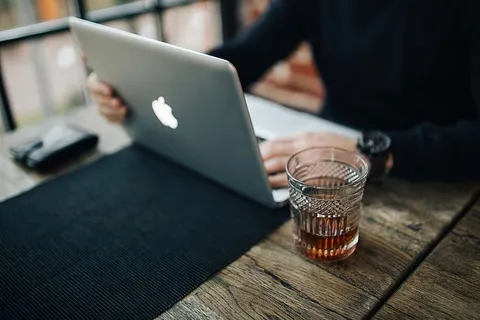在现代咖啡馆工作的年轻企业家 在现代咖啡馆工作的年轻企业家
