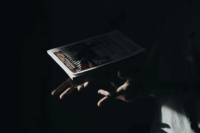 拿着书的人，书，手，拿着，影子，夜晚，黑暗，杂志