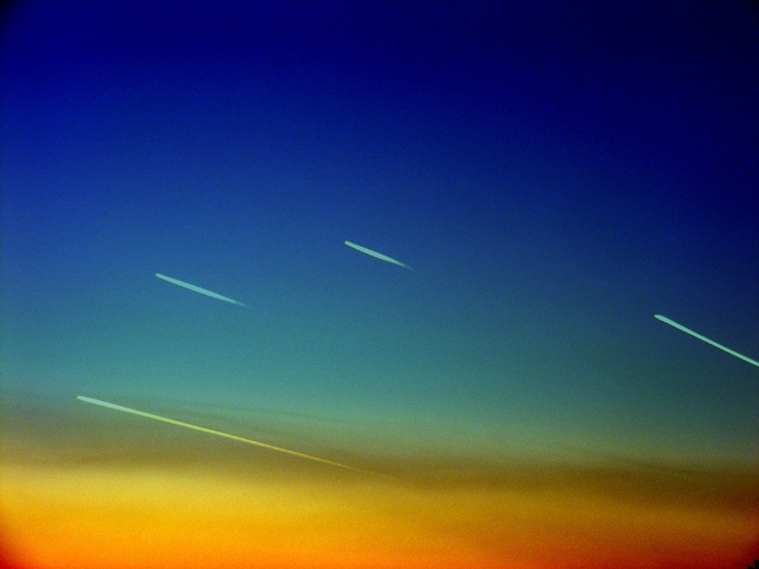 天空、飞机、条纹、黄色、彗星、蒸汽轨迹、交通、无人