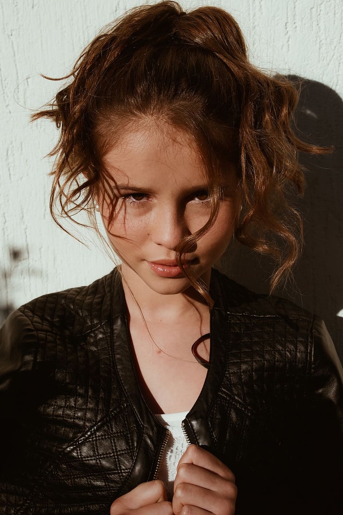 身穿黑色皮革拉链夹克的女子