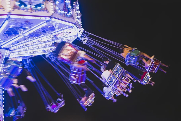 多色旋转木马，黑色背景，摄影棚拍摄，科技，无人，大型物件群，室内，蓝色