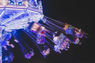 多色旋转木马，黑色背景，摄影棚拍摄，科技，无人，大型物件群，室内，蓝色