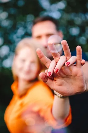 在户外牵手的年轻夫妇