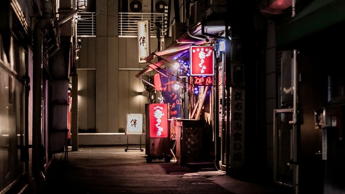 红色、白色、灯光标识、室外、商店、夜间、建筑、设施