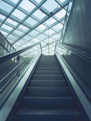 自动扶梯的低角度摄影