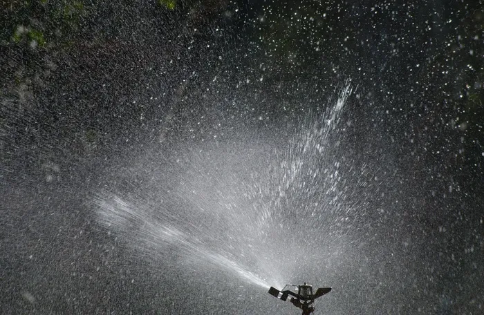 花园草洒、水、水壶、自动喷水器、大自然之美、夜晚、大自然、一人