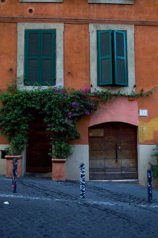 建筑物附近的植物，家居装饰，道路，走道，窗户，百叶窗，窗帘，意大利