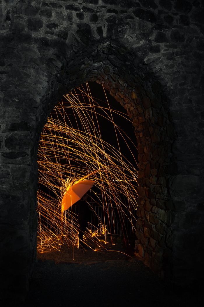 钢毛摄影和橙色雨伞