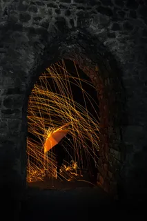 钢毛摄影和橙色雨伞