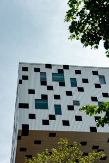 明亮天空下的灰色混凝土建筑 明亮天空下的灰色混凝土建筑
