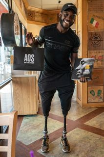 携带购物袋和杂志的男子