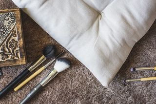 五、什锦、化妆刷、旁边、白色、房间、枕头、皮肤