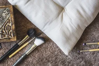 五、什锦、化妆刷、旁边、白色、房间、枕头、皮肤