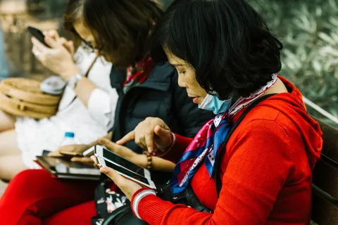 使用白色智能手机的女性