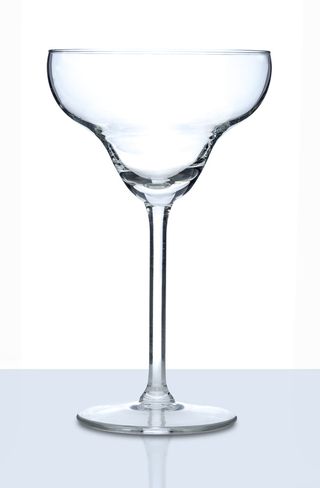 桌上的马提尼酒杯