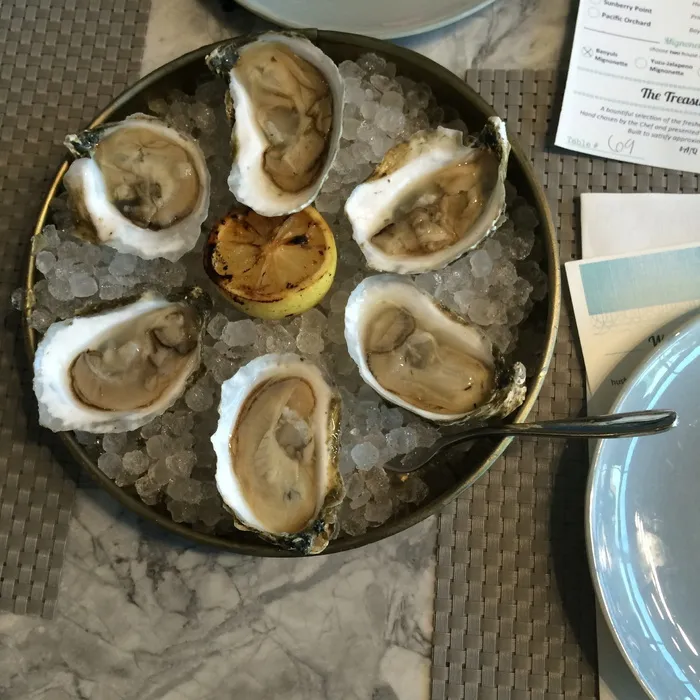 牡蛎、海鲜、贝类、食品和饮料、食品、新鲜度、厨房用具、桌子