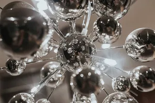 用水晶装饰的美丽圆镜