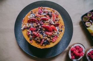 搭配各种配料的蛋糕俯视图