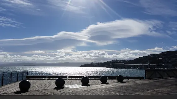 五个球放在海边的灰色木制平台上