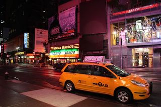 夜间道路上的黄色Hvc出租车