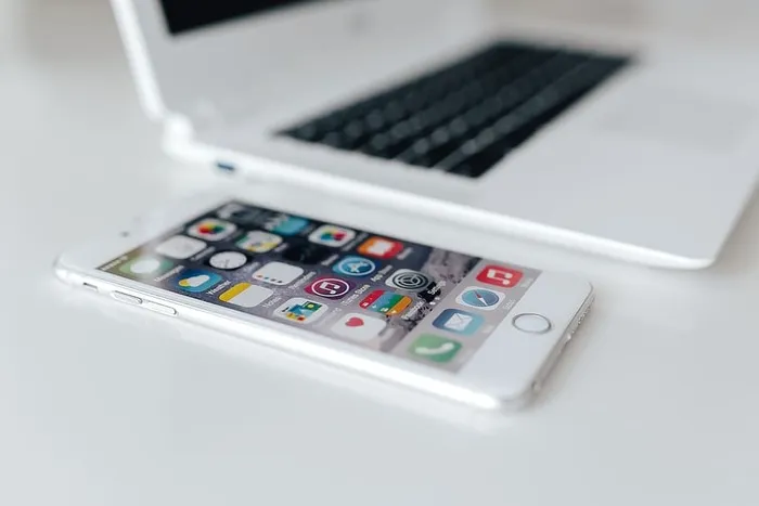 在家里桌上放着笔记本电脑的工作场所