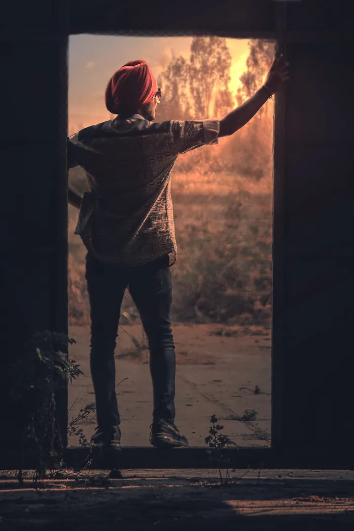 白色纽扣衬衫和红色头巾的男人