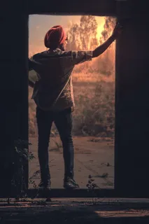 白色纽扣衬衫和红色头巾的男人