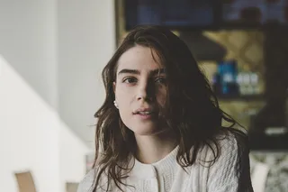 穿白色长袖的女士