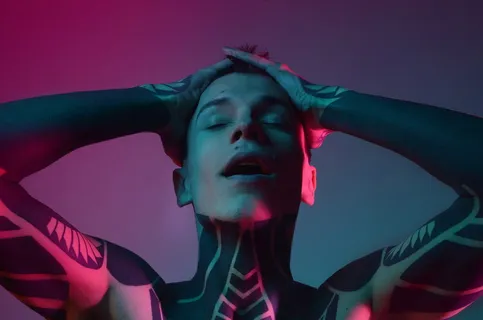 有纹身的人双手捧着头