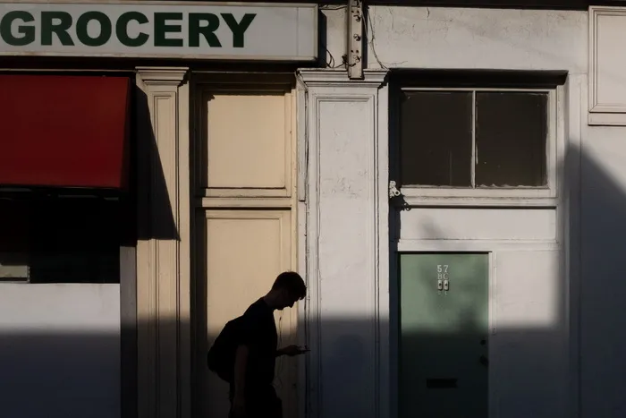 男子手持智能手机、阴影、轮廓、绿色、红色、街头摄影、男子、男性