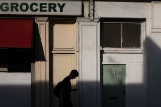 男子手持智能手机、阴影、轮廓、绿色、红色、街头摄影、男子、男性