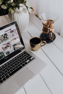 白桌子上的苹果MacBook和咖啡 白桌子上的苹果MacBook和咖啡