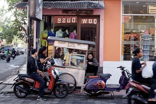 印度尼西亚，乌布，街头小贩，食品小贩，街头食品，忙碌的陌生人，滑板车，购买