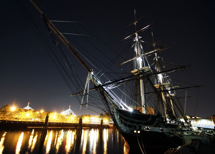 帆船夜景照片，美国宪法号，马萨诸塞州波士顿，夜晚，夜晚，海湾，港口