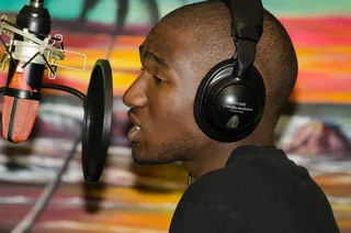 特写，照片，男人，穿着，黑色，衬衫，耳机，说唱