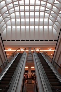 扶手、栏杆、建筑、建筑、窗户、人、人、天窗