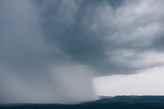 白天的灰色积雨云