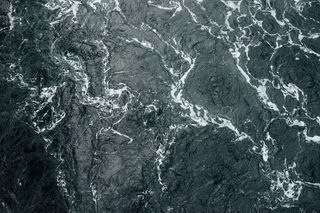 一架无人机在波涛汹涌的海面上拍摄