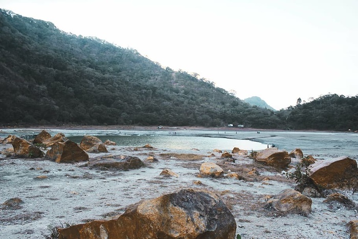 有岩石的海岸，海岸，附近，山，白天，海，海洋，蓝色