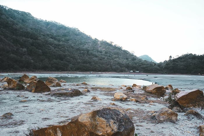 有岩石的海岸，海岸，附近，山，白天，海，海洋，蓝色