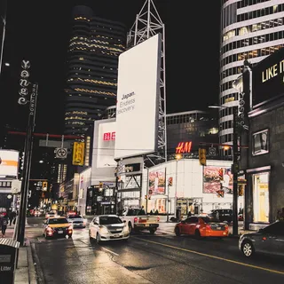 夜间停在人行道上的汽车 夜间停在人行道上的汽车