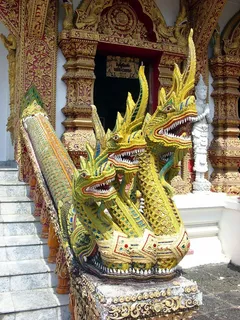 泰国北部清迈瓦特布帕拉姆佛教寺院的三头那加寺护法 泰国北部清迈瓦特布帕拉姆佛教寺院的三头那加寺护法