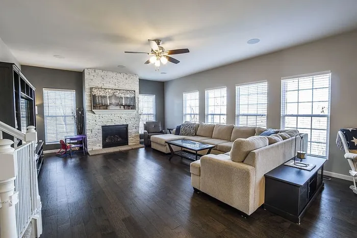 壁炉、明亮的天花板和角落的沙发