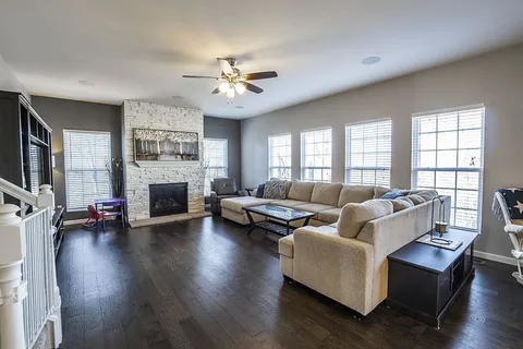 壁炉、明亮的天花板和角落的沙发