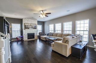 壁炉、明亮的天花板和角落的沙发