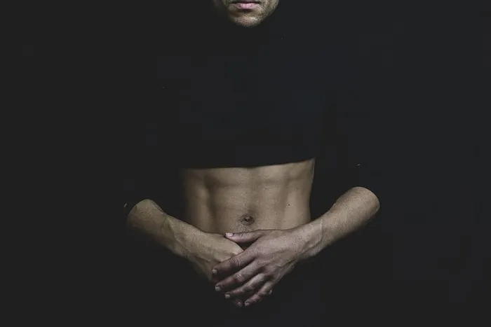 身穿黑色长袖短上衣的男子