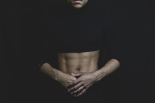 身穿黑色长袖短上衣的男子