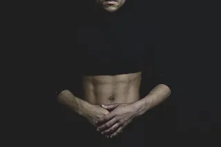 身穿黑色长袖短上衣的男子